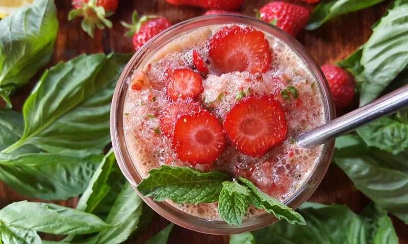 How to Make a Strawberry Basil Orange Smoothie - Azure Standard